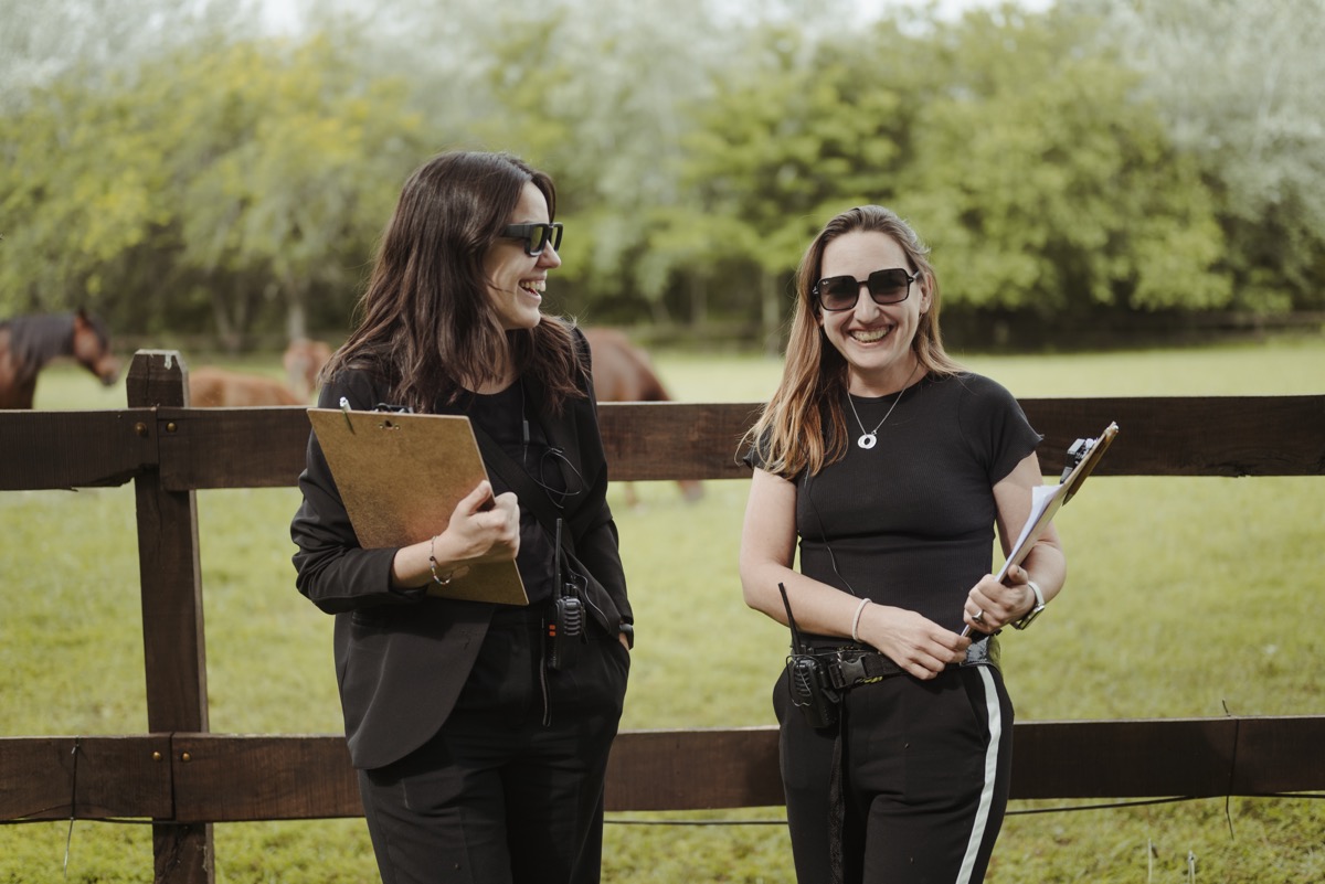 Débora y Dulcinea, fundadoras de Wave, coordinando una boda